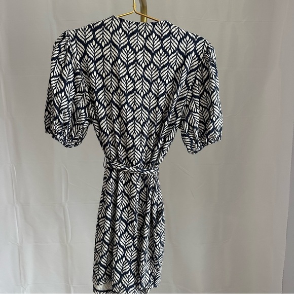 Boden‎ puff sleeve plunge neck shorts romper. EUC. Size 10P - Picture 4 of 6